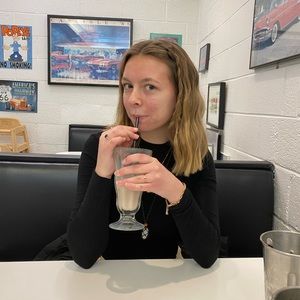 Meet your Posher, Delia